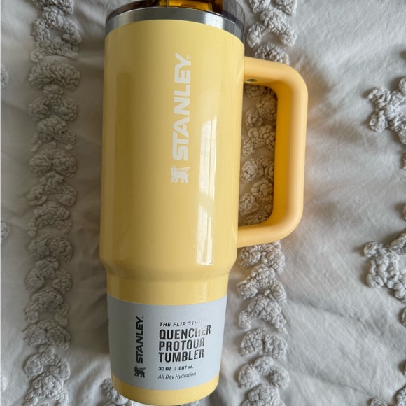 30oz Quencher Pro Tour Flip Straw Tumbler - Butter Gloss - Picture 2 of 6